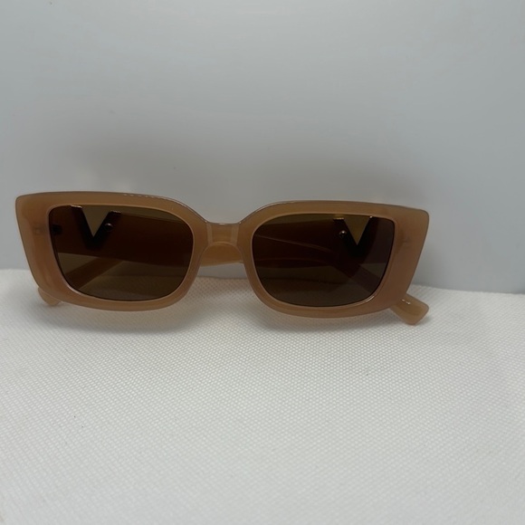Chic Retro Rectangle Sunglasses - Light Brown with Gold V   UV 400 protection main image 9